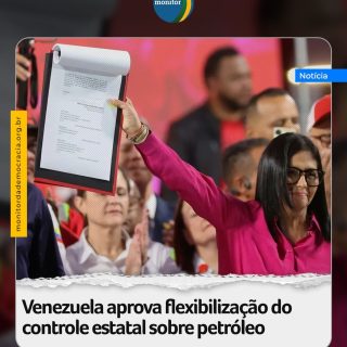 Controlado pelo chavismo, o Parlamento da Venezuela aprovou, por unanimidade, uma reforma parcial que promove a abertura do setor petrolífero à privatização.

O presidente da Assembleia Nacional, Jorge Rodríguez, celebrou a aprovação da nova Lei Orgânica dos Hidrocarbonetos. 

Controlado pelo chavismo, o Parlamento da Venezuela aprovou, por unanimidade, uma reforma parcial que promove a abertura do setor petrolífero à privatização.

O presidente da Assembleia Nacional, Jorge Rodríguez, celebrou a aprovação da nova Lei Orgânica dos Hidrocarbonetos.

“A Lei Orgânica que reforma a Lei dos Hidrocarbonetos Orgânicos está agora sancionada para a história, para o futuro, para as nossas filhas e filhos”, disse o irmão da presidente interina Delcy Rodríguez, que será responsável pela promulgação.

A iniciativa busca criar condições mais favoráveis ao investimento privado e estrangeiro na principal indústria do país, em meio à crise econômica e à acentuada queda na produção de petróleo bruto.

#venezuela #delcyrodríguez #disdadocabello #pdvsa #monitordademocracia