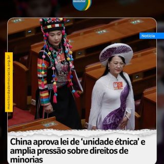 A relação do Governo chinês com a diversidade étnica da sociedade é alvo de atenção há anos. Houve controvérsia por incidentes como a participação de 56 crianças na abertura dos Jogos Olímpicos de Pequim, que em teoria eram membros de várias etnias, mas que afinal eram atores maioritariamente do grupo étnico han, o maior da China, que representa mais de 90% da população.

Há, também, reiteradas preocupações com direitos humanos. Especialistas das Nações Unidas (ONU) alertaram, já este ano, para alegações de trabalho forçado de minorias como uigures ou cazaques na China. “Há um padrão persistente de trabalho forçado imposto pelo Estado a envolver minorias étnicas em várias províncias da China”, denunciaram, citados num comunicado, acrescentando que a presença de elementos coercivos pode levar estes casos a serem considerados transferência forçada ou escravatura e, logo, crime contra a Humanidade.

Que prevê, afinal, a proposta de nova lei? As línguas de minorias podem ser ensinadas como segundo idioma, mas grupos como os tibetanos e os uigures deixaram de ter direito a usar as suas línguas nativas para disciplinas centrais nas escolas e universidades, noticiou o “Financial Times”.

A proposta prevê ainda que só o Estado possa promover “um sistema de símbolos da civilização chinesa” para serem usados em instituições e atividades públicas. “A unidade étnica e progresso não devem sofrer interferência de forças externas […] sob a aparência de etnicidade, religião ou direitos humanos”, indica o documento. Acresce que encoraja ao casamento de minorias com a etnia dominante han e exige aos pais que eduquem os filhos para “amarem o Partido Comunista chinês”, elenca a emissora britânica.

#pcch #china #ditadura #direitoshumanos #monitordademocracia