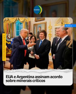 Os Estados Unidos e a Argentina firmaram nesta quinta-feira, 5, um acordo comercial que garante acesso a minerais críticos e prevê cooperação ao longo de toda a cadeia do setor no país sul-americano.

O texto abrange as cadeias de exploração, refino, processamento e exportação. O entendimento também contempla redução de tarifas e um plano recíproco de investimentos.

Segundo o representante comercial americano, Jamieson Greer, “o aprofundamento da parceria entre o presidente Trump e o presidente Milei serve como um modelo de como os países das Américas, do Alasca à Terra do Fogo, podem avançar em nossas ambições compartilhadas e proteger nossa segurança econômica e nacional.”

Greer destacou que o acordo “reduz barreiras comerciais de longa data e oferece acesso significativo ao mercado para exportadores dos EUA”.

Segundo a Casa Branca, o acordo não entra em vigor imediatamente.

Ele passará a valer 60 dias após a troca de notificações por escrito, confirmando a conclusão dos trâmites legais internos, ou em outra data acordada pelos países.

#argentina #terrasraras #eua #milei #monitordademocracia